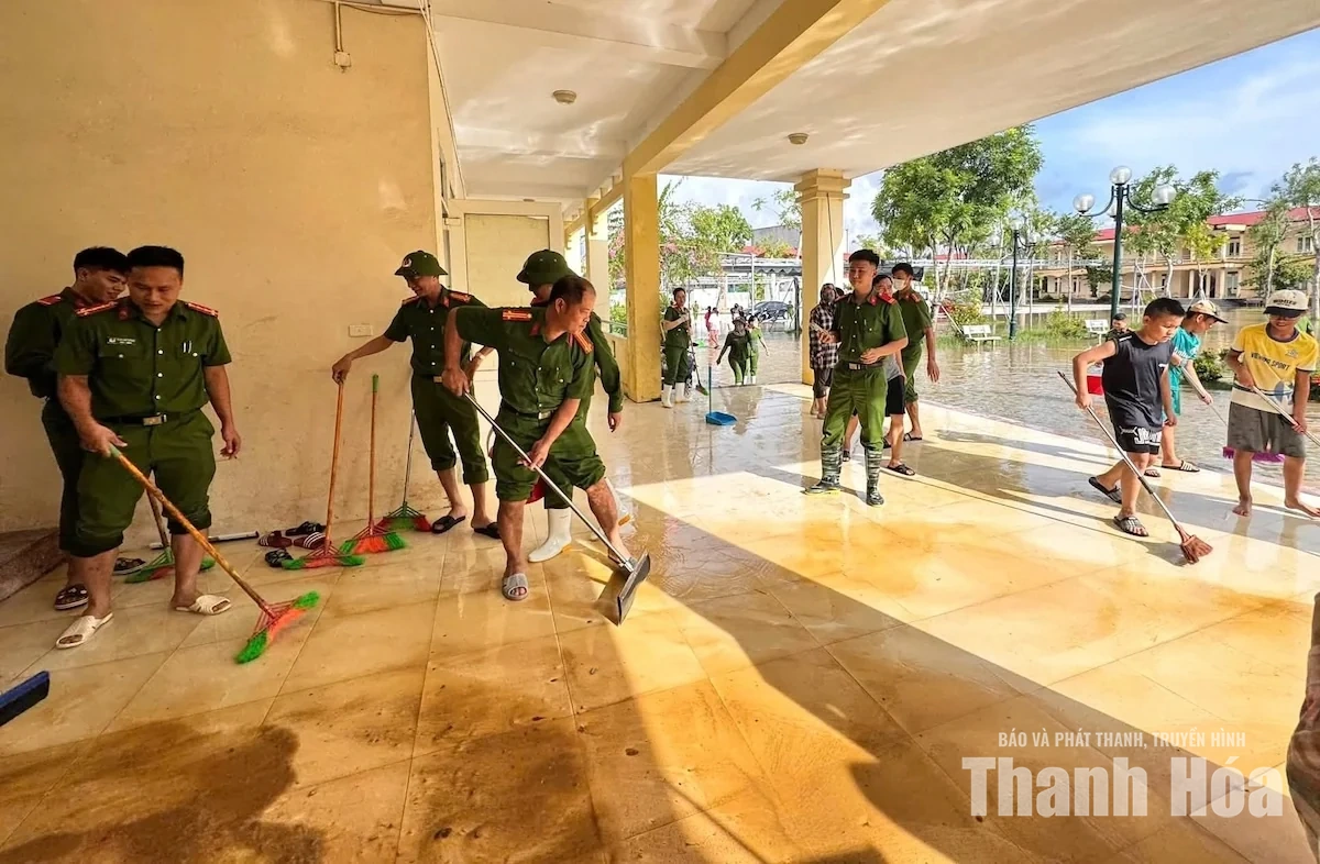 Bám trụ vùng lũ, chung tay đưa cuộc sống trở lại bình thường