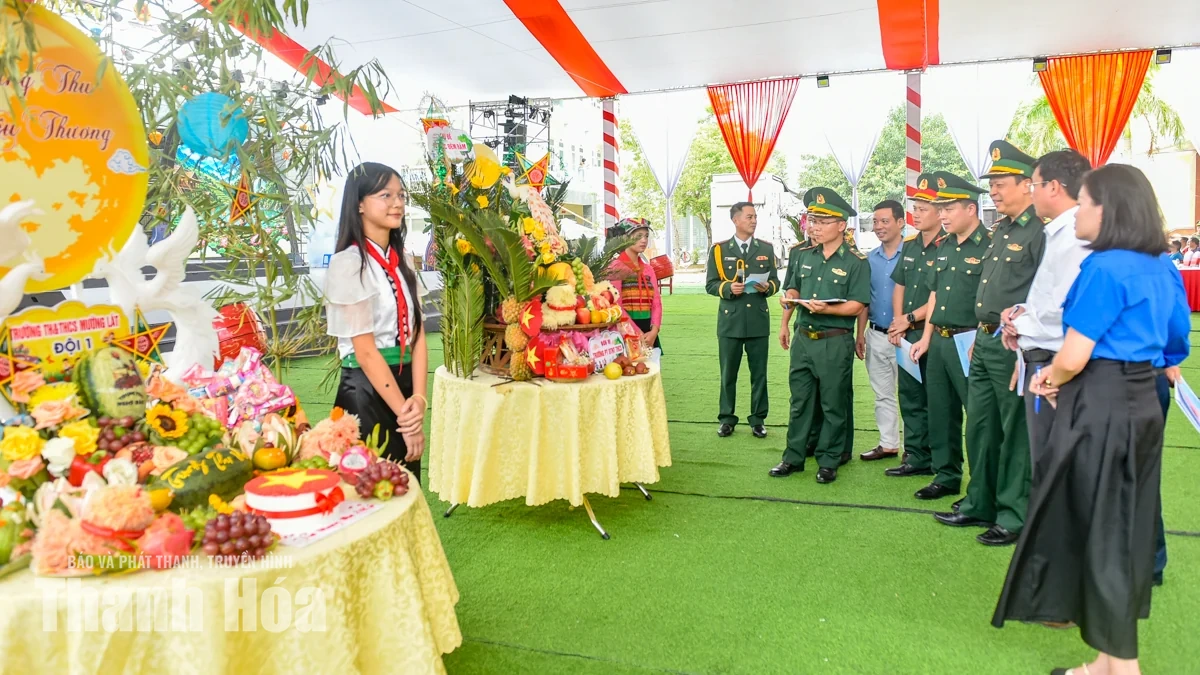 Mâm cỗ Trung thu thắp sáng ước mơ trẻ em vùng biên