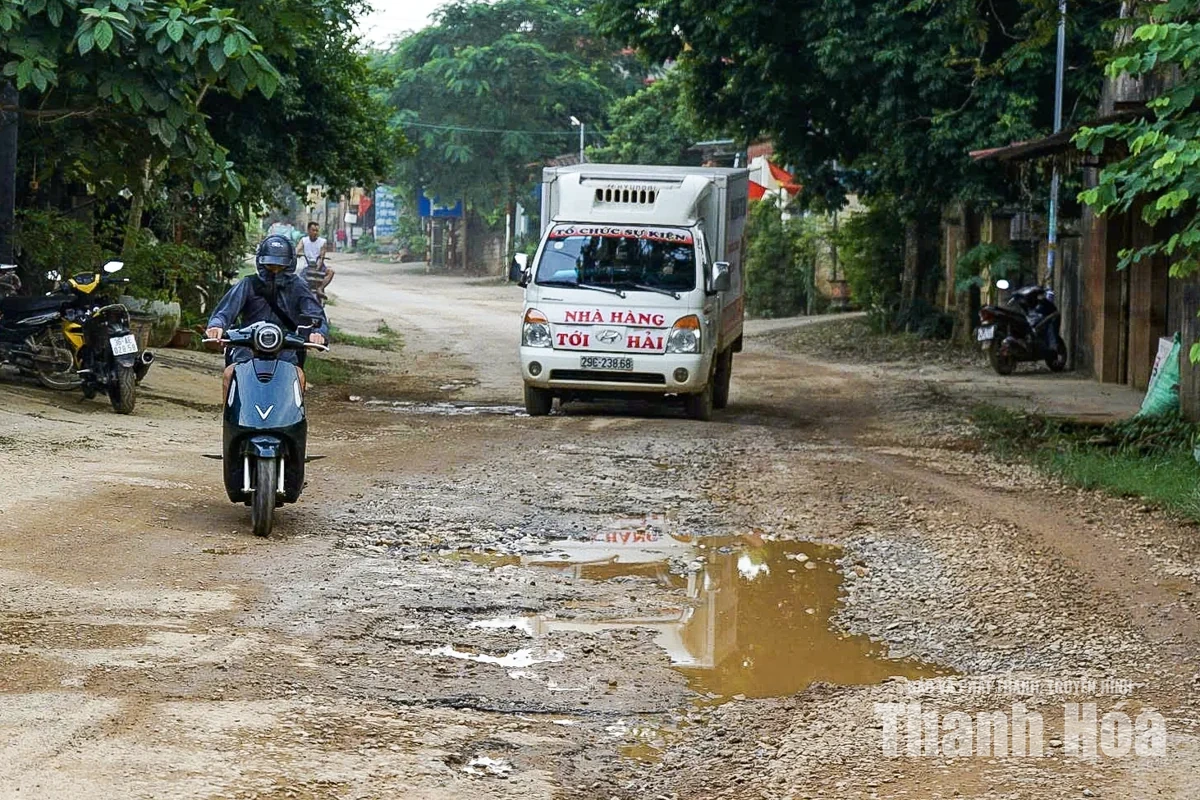 Người dân chật vật lưu thông qua Tỉnh lộ 523 xuống cấp