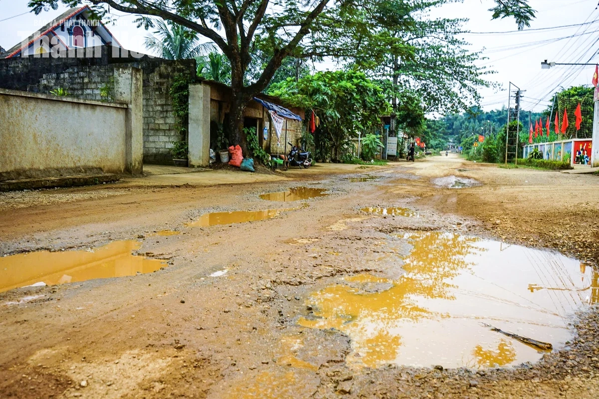 Người dân chật vật lưu thông qua Tỉnh lộ 523 xuống cấp
