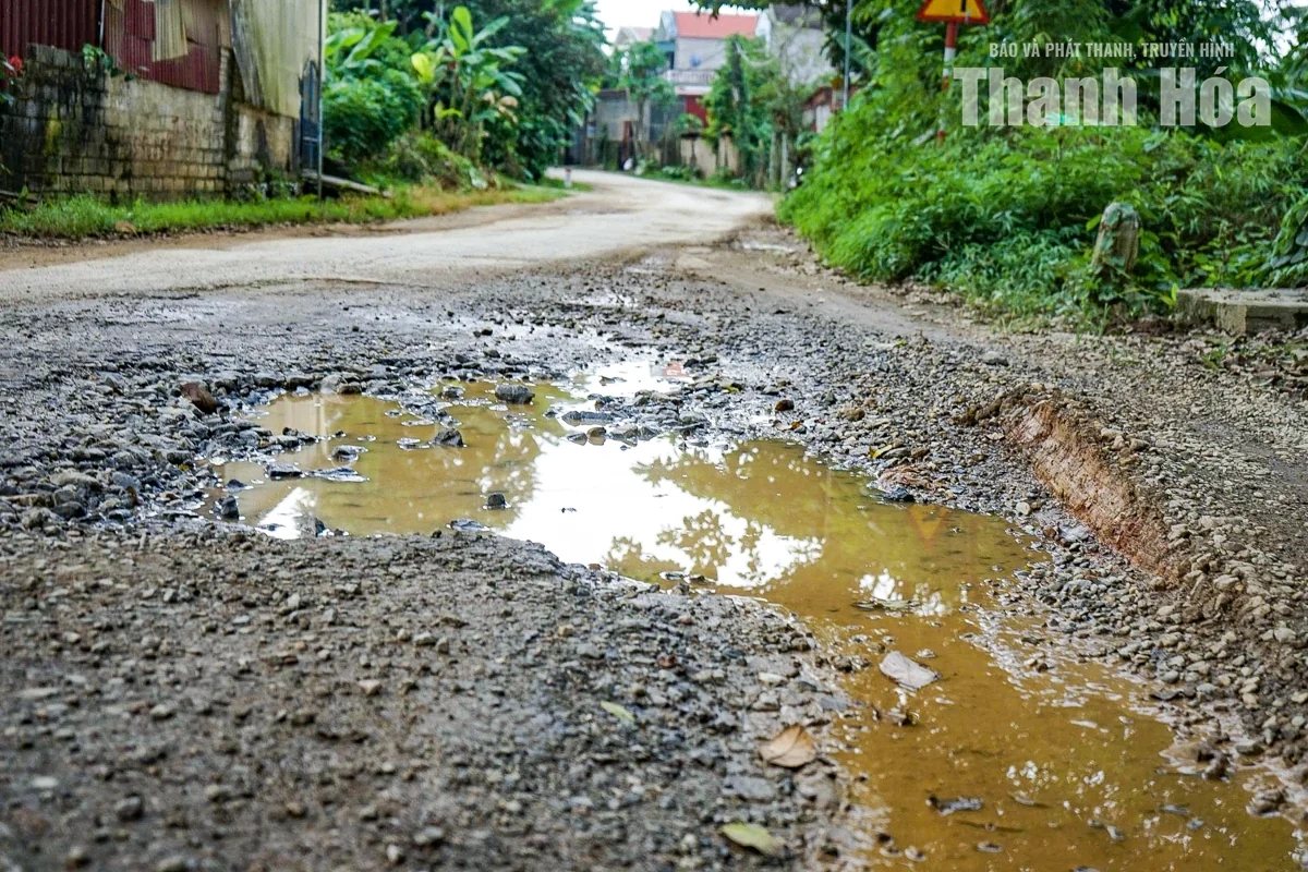 Người dân chật vật lưu thông qua Tỉnh lộ 523 xuống cấp