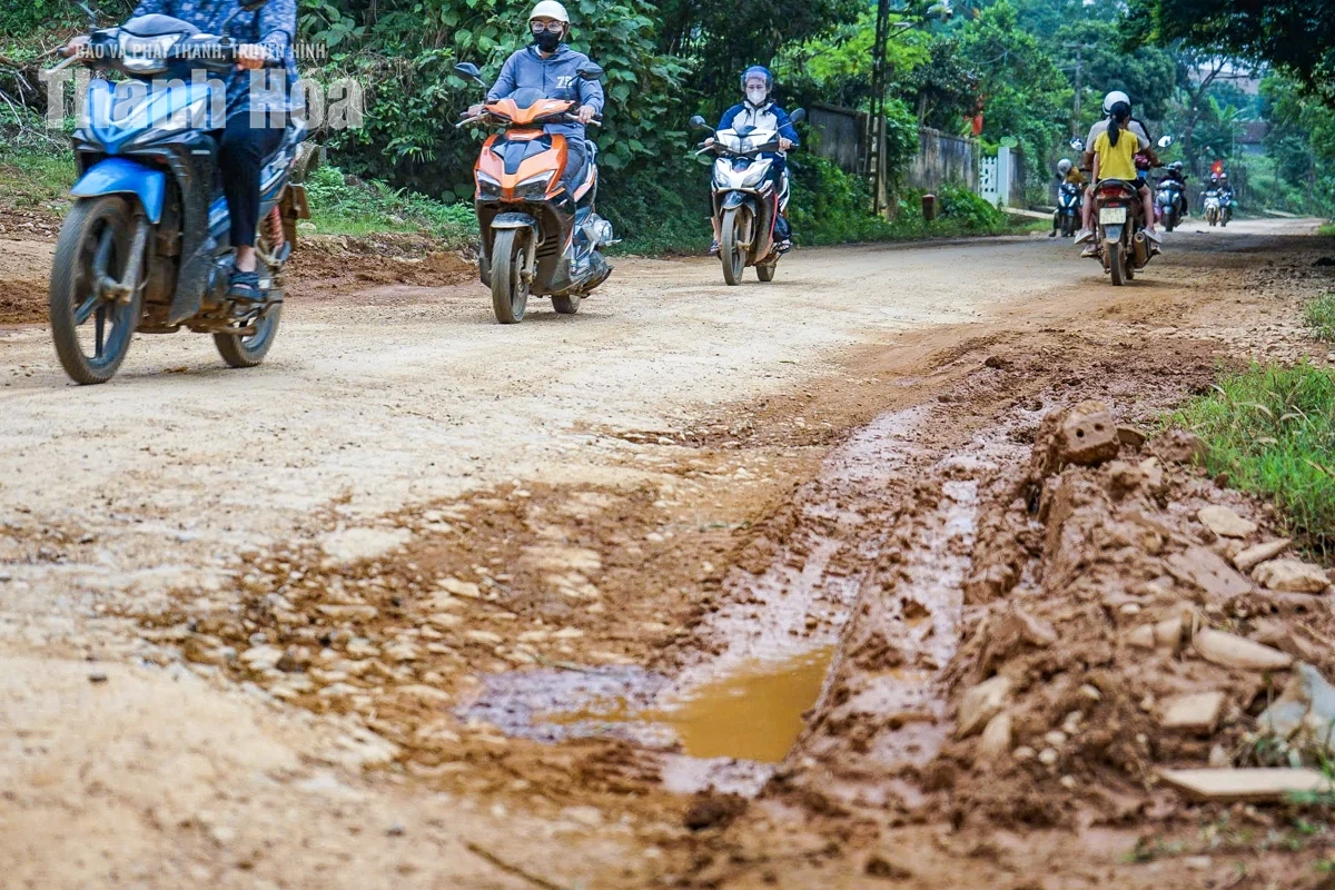 Người dân chật vật lưu thông qua Tỉnh lộ 523 xuống cấp