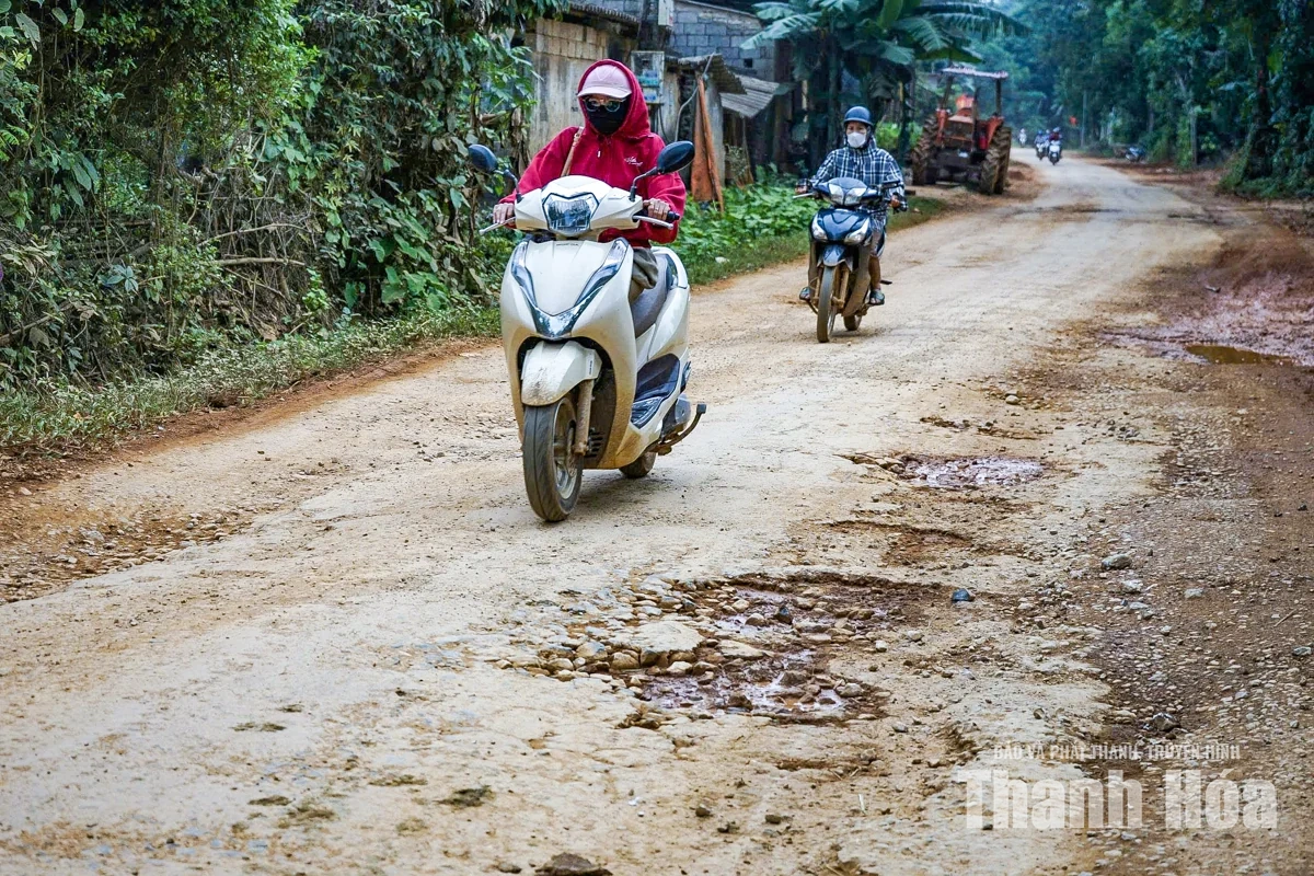 Người dân chật vật lưu thông qua Tỉnh lộ 523 xuống cấp