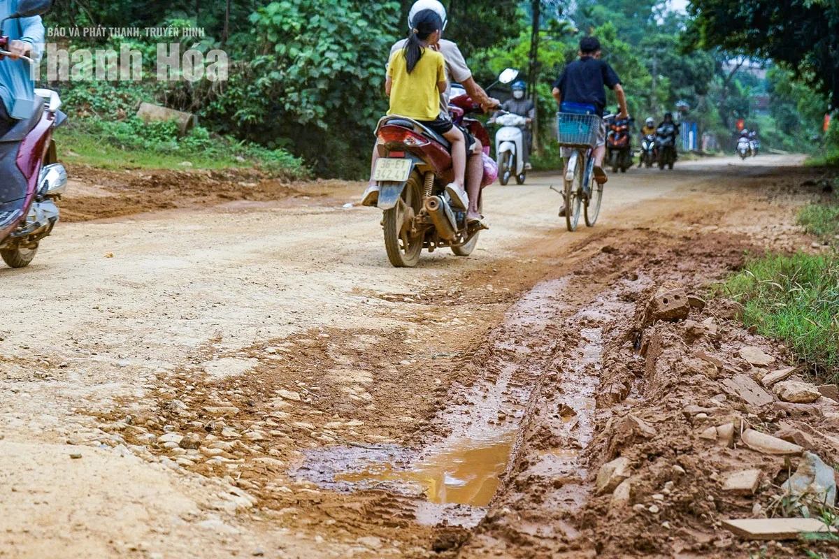 Người dân chật vật lưu thông qua Tỉnh lộ 523 xuống cấp