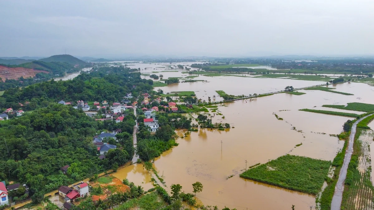 Người dân khẩn trương di dời tài sản khi nước lũ dâng cao