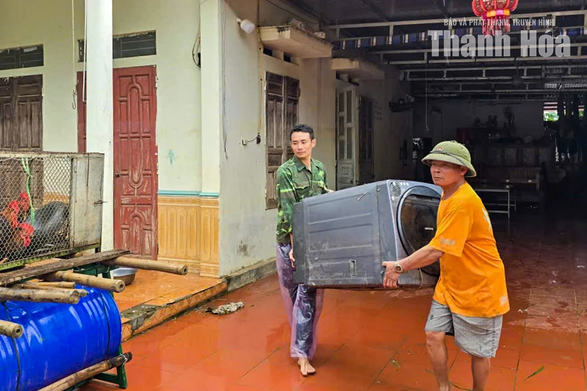 Người dân khẩn trương di dời tài sản khi nước lũ dâng cao