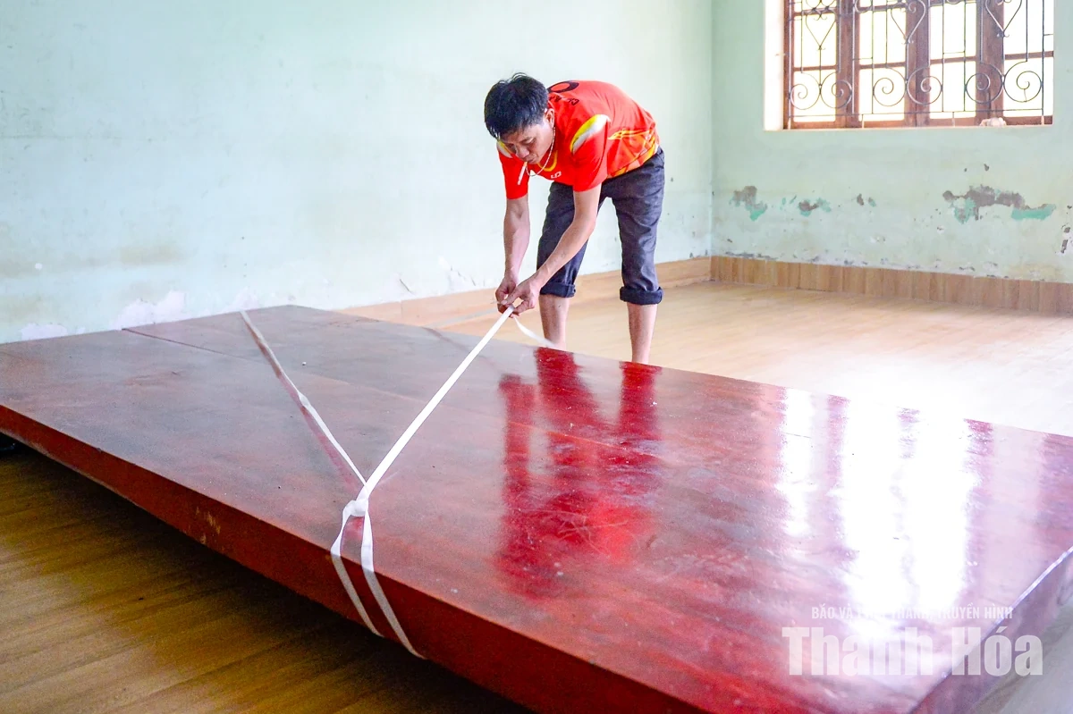 Người dân khẩn trương di dời tài sản khi nước lũ dâng cao