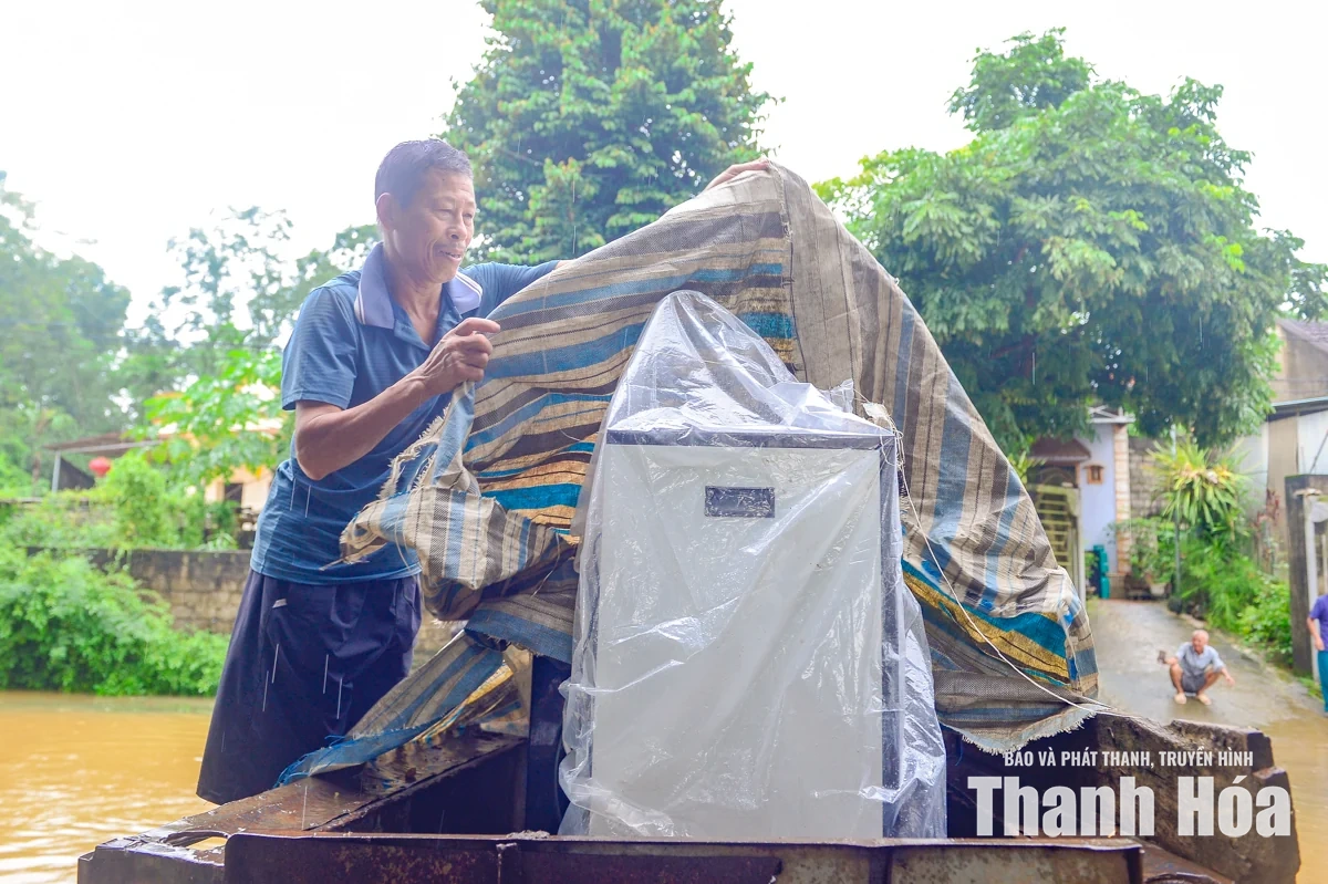Người dân khẩn trương di dời tài sản khi nước lũ dâng cao