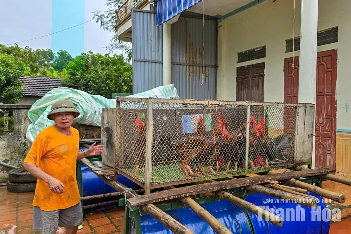 Người dân khẩn trương di dời tài sản khi nước lũ dâng cao