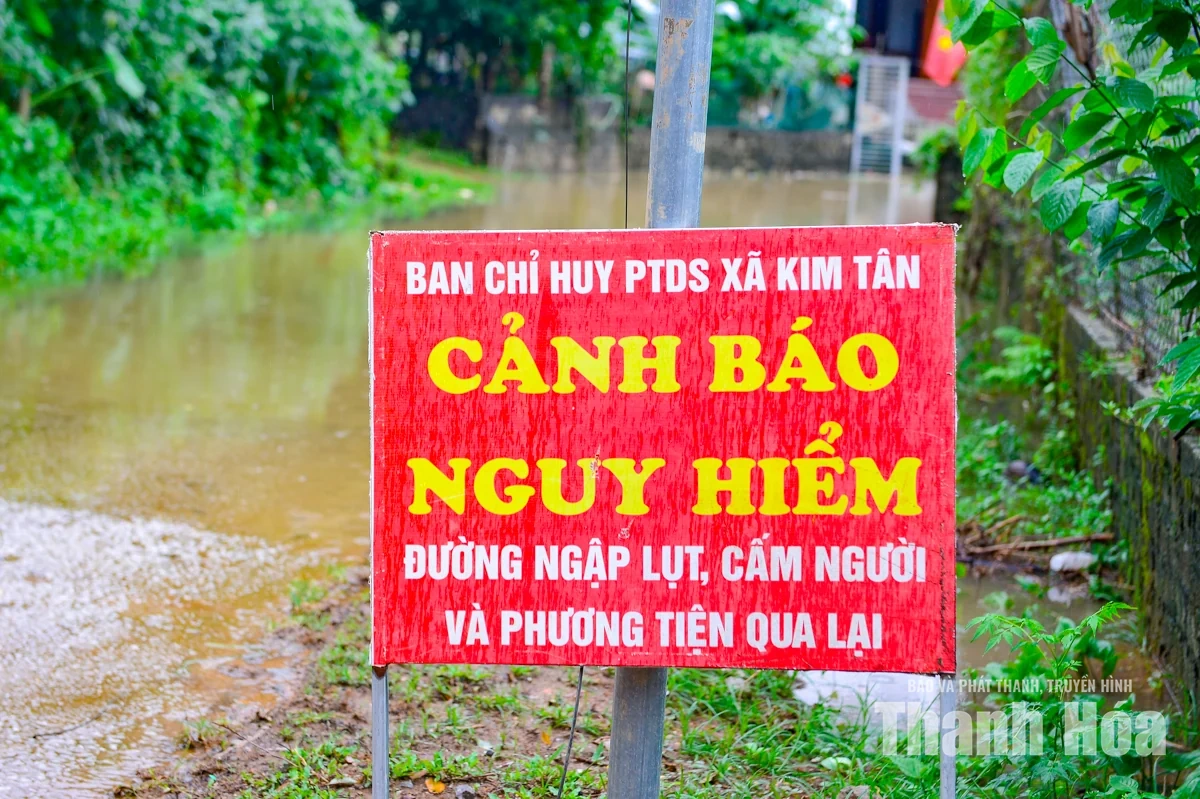 Người dân khẩn trương di dời tài sản khi nước lũ dâng cao