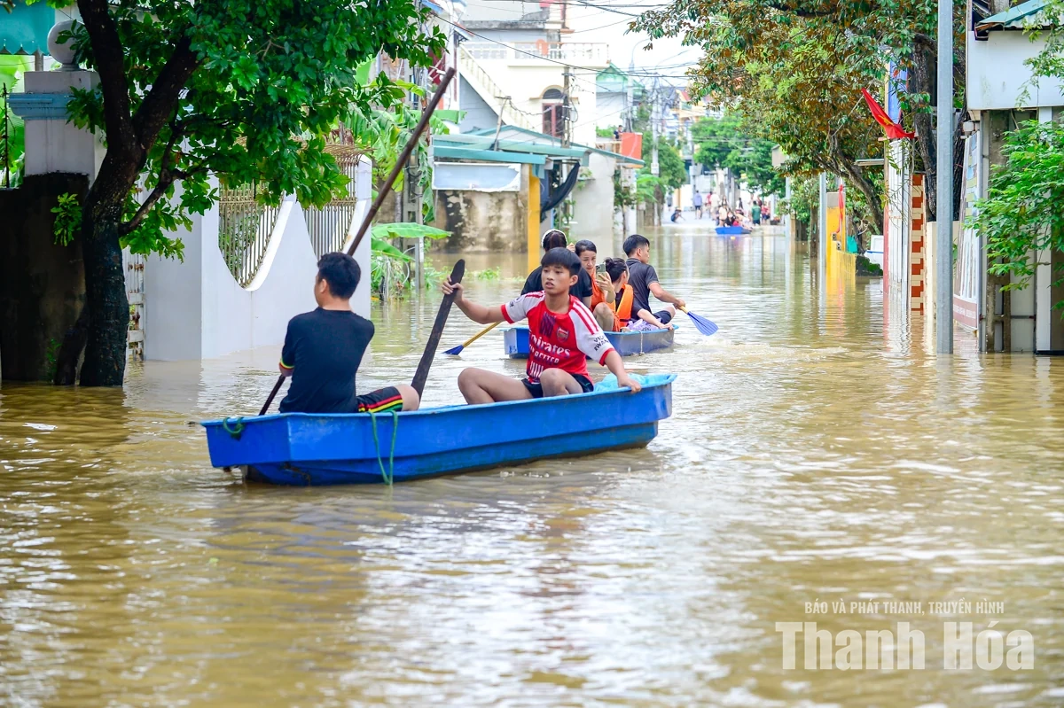 Gần 2.000 nhà dân phường Hàm Rồng ngập do mưa lũ