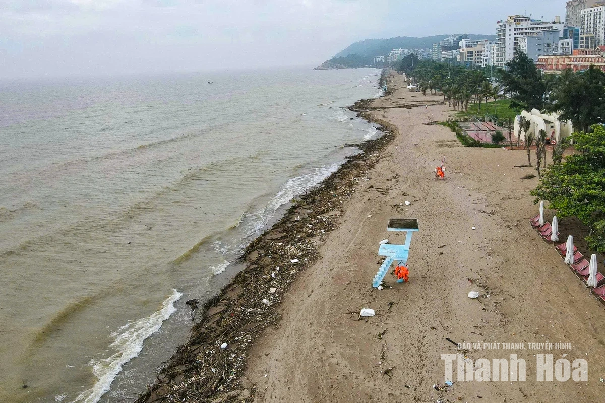 Khẩn trương dọn dẹp củi, rác sau mưa lũ ở Sầm Sơn