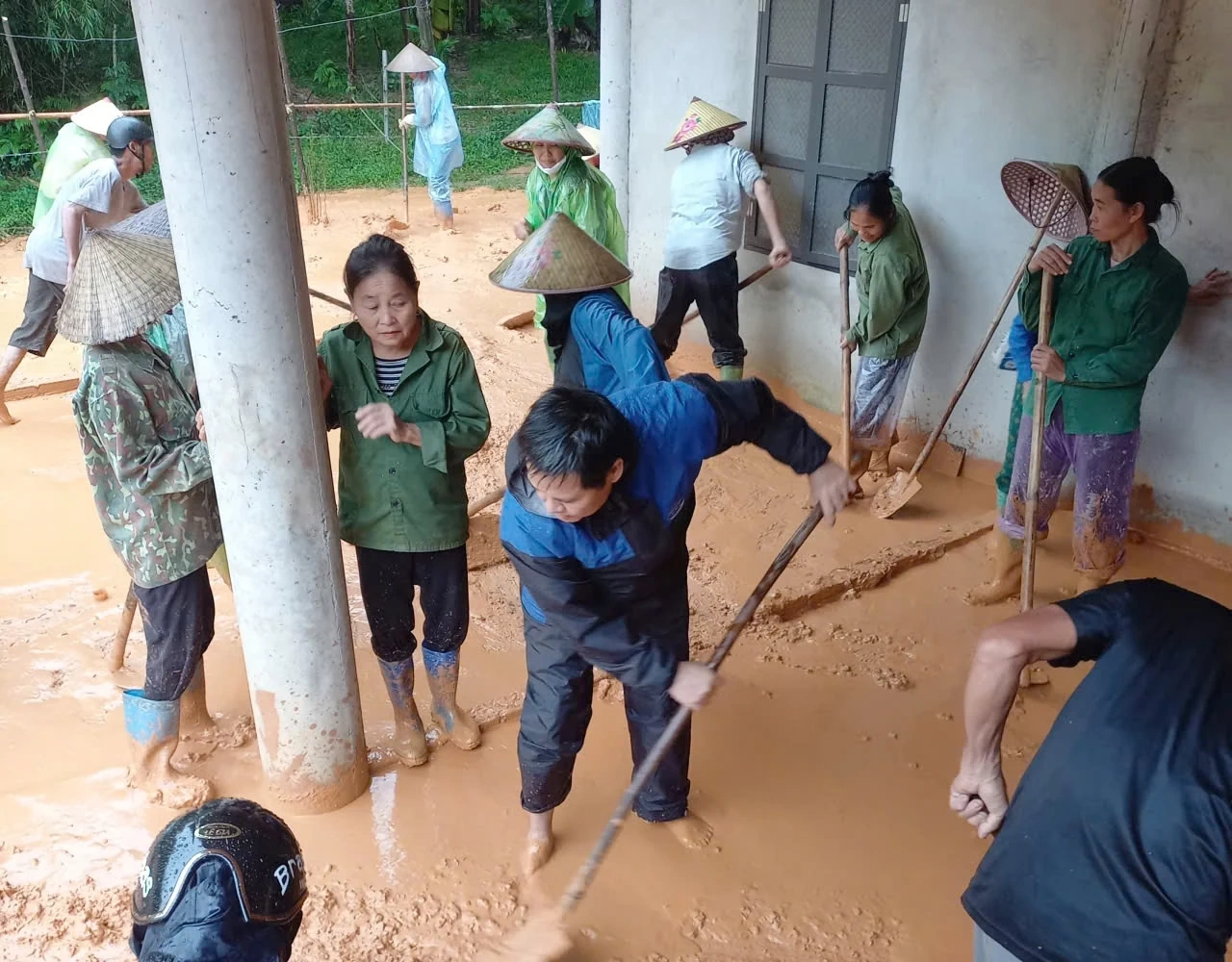 Các cấp Hội Nông dân hỗ trợ người dân khắc phục hậu quả mưa lũ