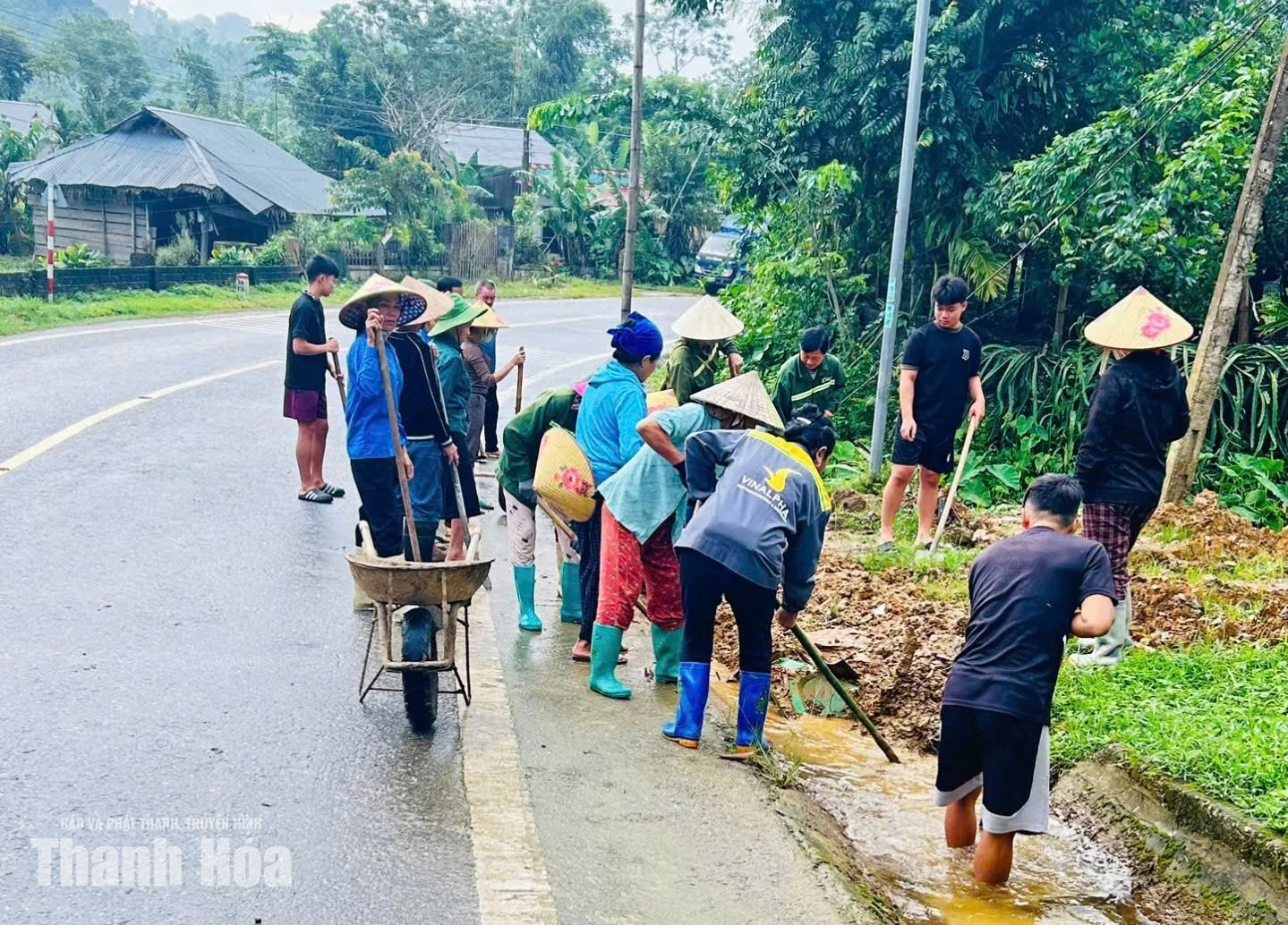 Khẩn trương tổng dọn vệ sinh sau mưa lũ