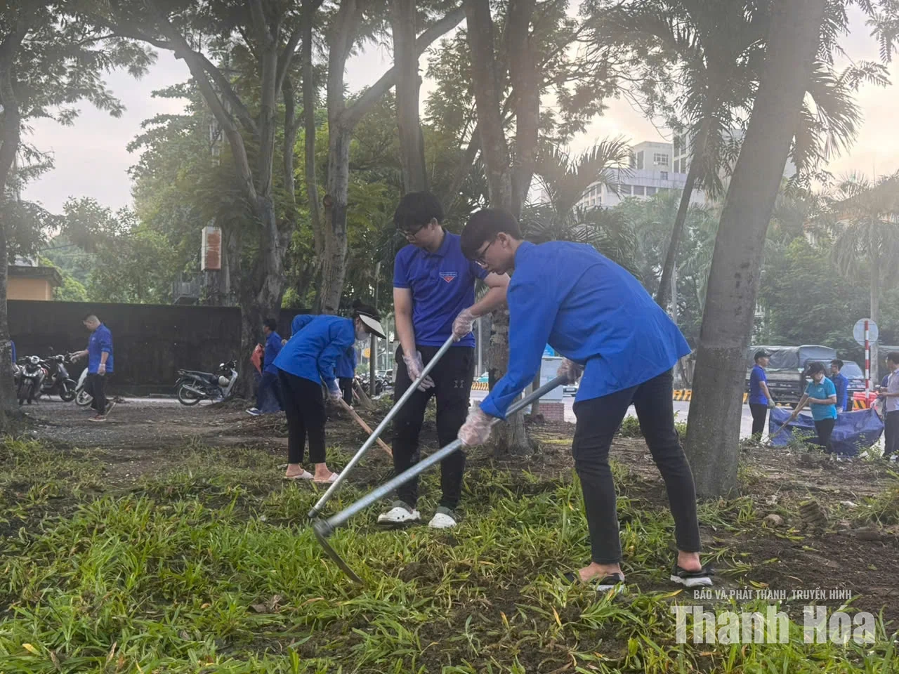 Hơn 100 đoàn viên ra quân làm vệ sinh môi trường “Ngày Chủ nhật xanh”