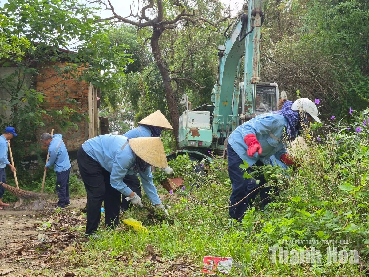 Ra quân xử lý môi trường, khơi thông dòng chảy tại phường Hạc Thành