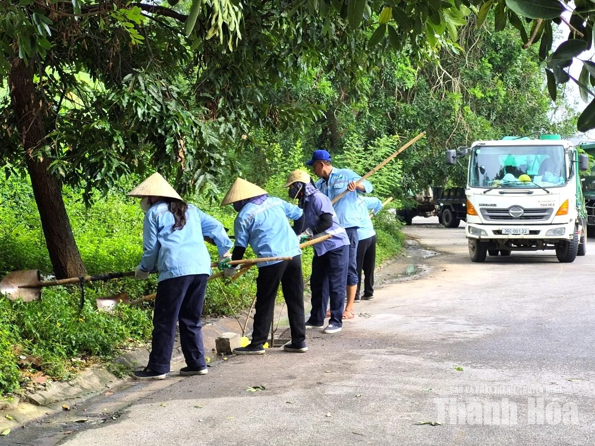 Ra quân xử lý môi trường, khơi thông dòng chảy tại phường Hạc Thành