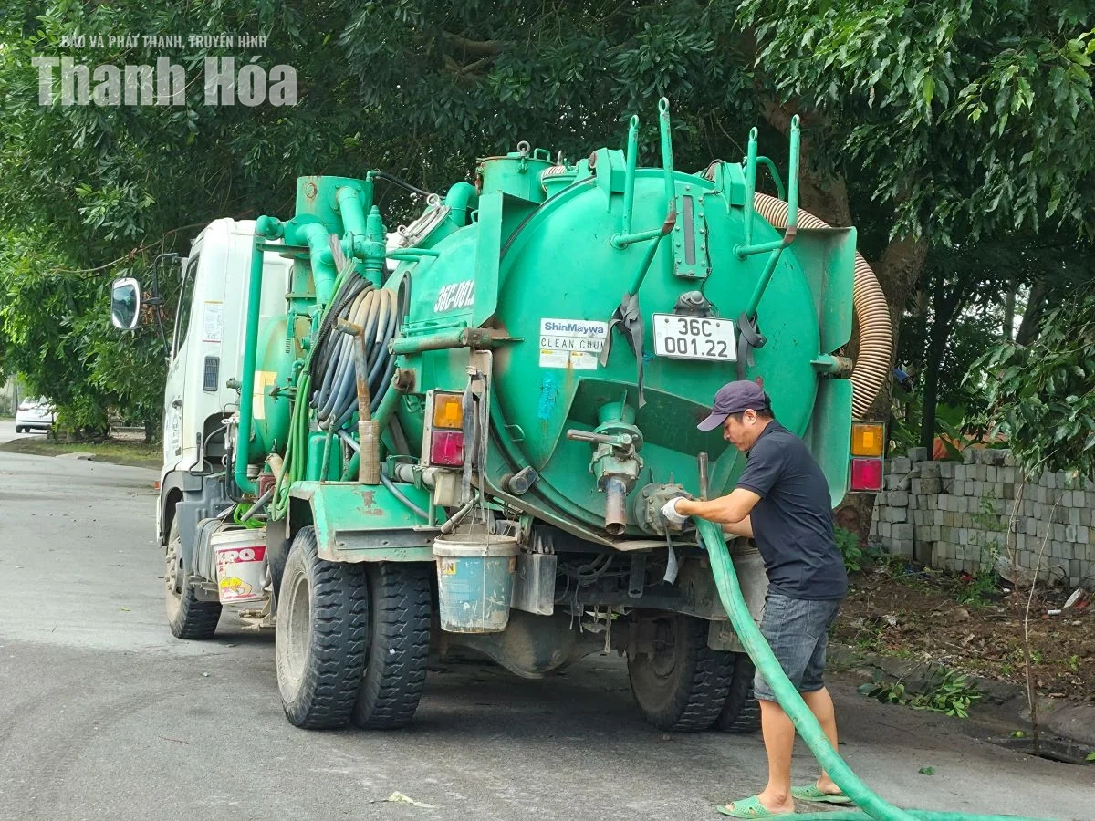 Ra quân xử lý môi trường, khơi thông dòng chảy tại phường Hạc Thành