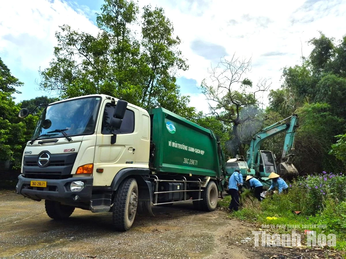 Ra quân xử lý môi trường, khơi thông dòng chảy tại phường Hạc Thành
