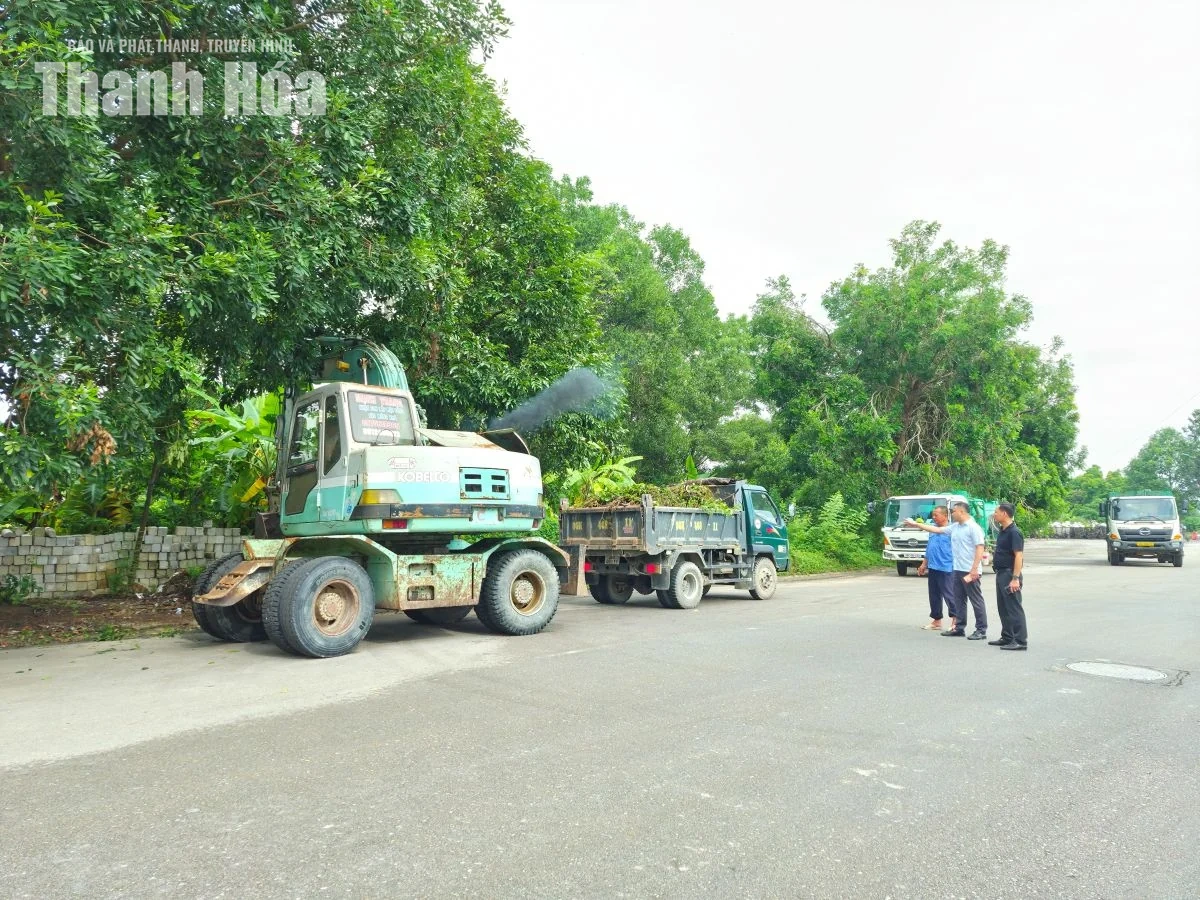 Ra quân xử lý môi trường, khơi thông dòng chảy tại phường Hạc Thành