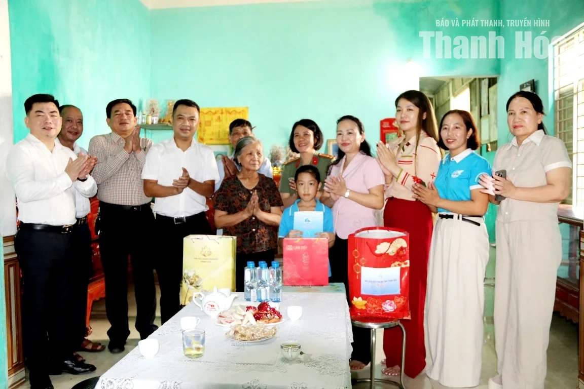 Trao quà Trung thu, nhận đỡ đầu trẻ mồ côi có hoàn cảnh khó khăn