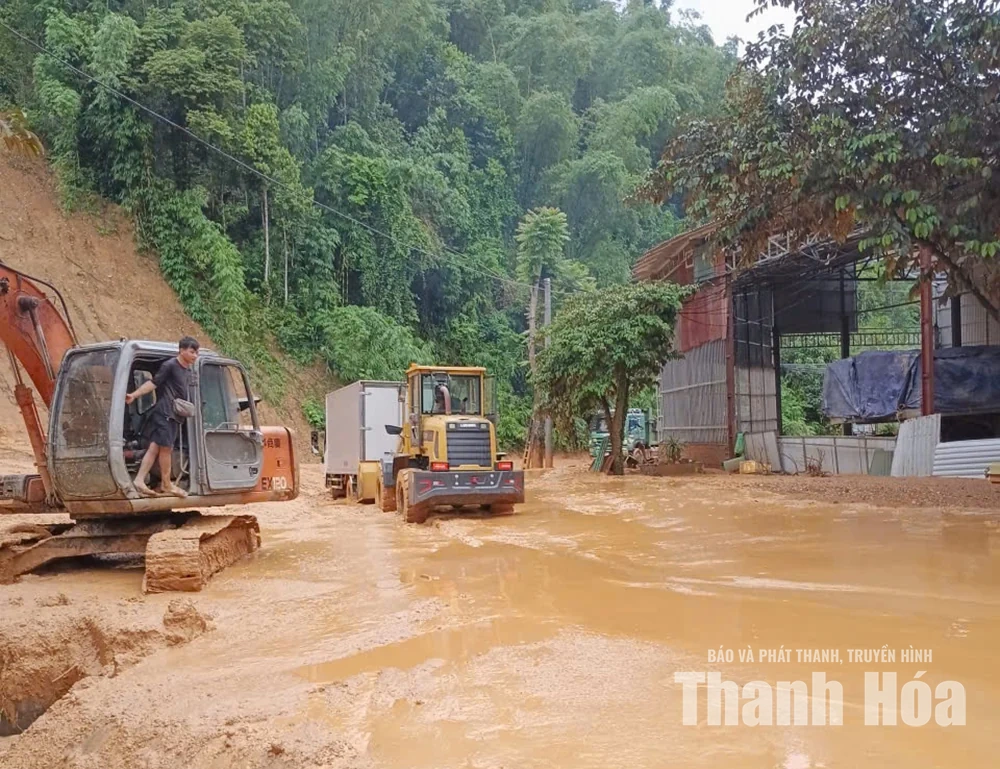Giải cứu xe cứu thương mắc kẹt do sạt lở trên Quốc lộ 217