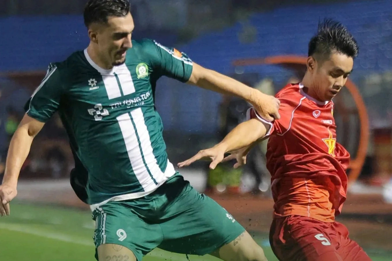 VĐV Lê Thanh Thúy và trung vệ U23 Đinh Quang Kiệt sẽ cầm cờ cho đoàn thể thao Việt Nam tại Asiad 20