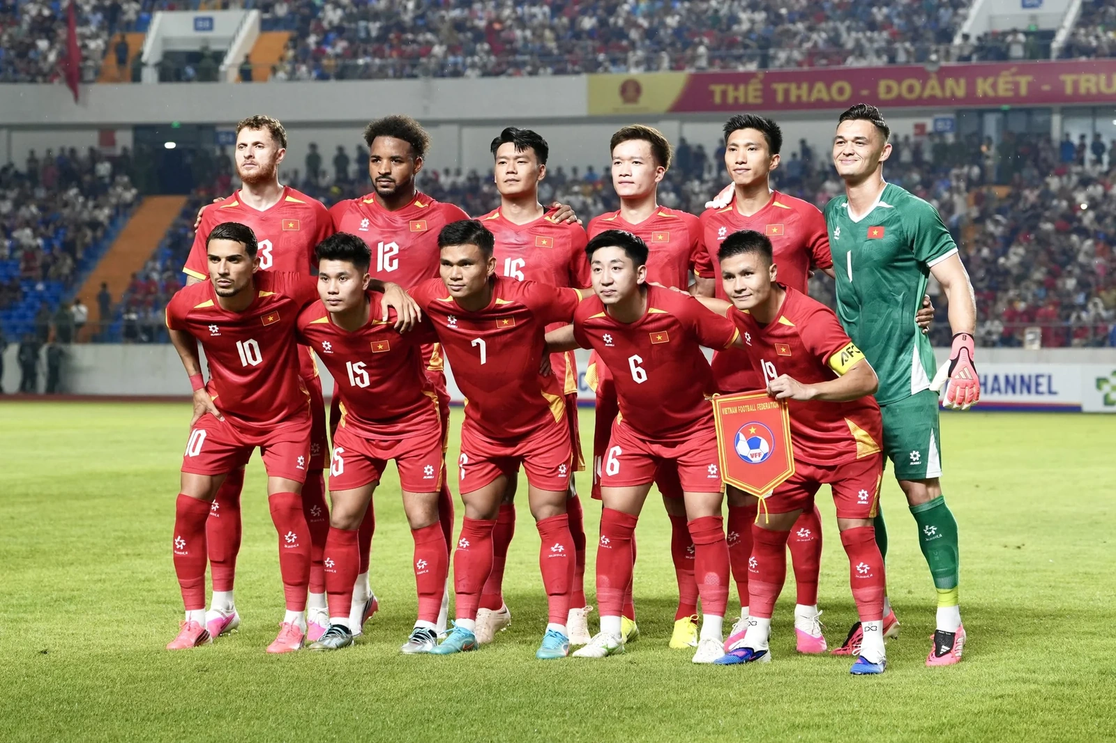 VĐV Lê Thanh Thúy và trung vệ U23 Đinh Quang Kiệt sẽ cầm cờ cho đoàn thể thao Việt Nam tại Asiad 20