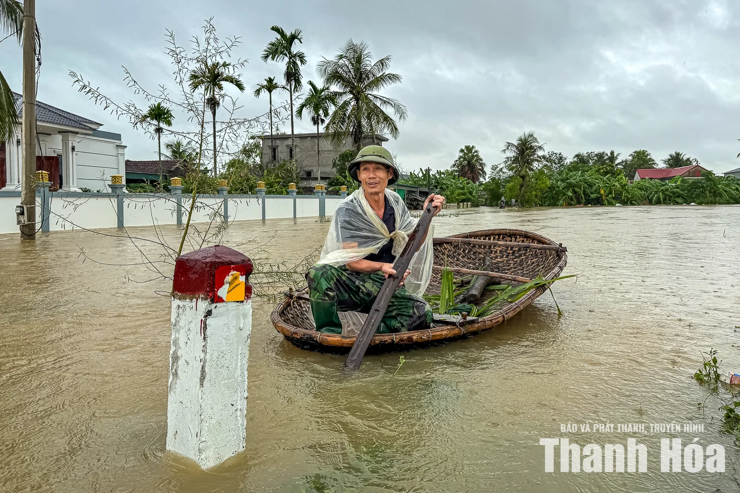Nước sông Yên dâng cao, lũ tràn vào nhà dân