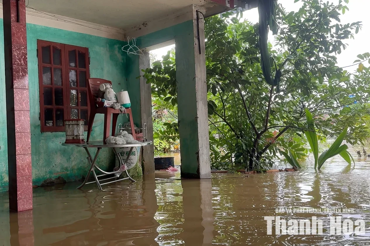 Nước sông Yên dâng cao, lũ tràn vào nhà dân