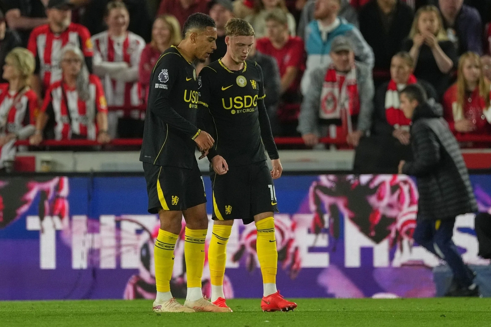 Trách nhiệm chi trả 8 tỷ đồng cho Rimario; Chelsea thảm bại trước Brentford