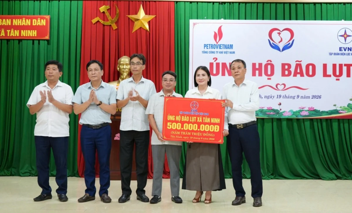 Trao hỗ trợ của doanh nghiệp cho gần 240 hộ bị ảnh hưởng bởi mưa lũ
