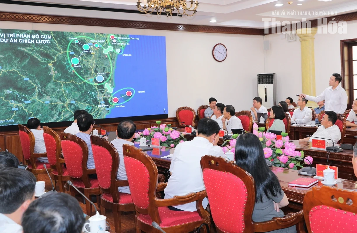 Thường trực Tỉnh ủy nghe báo cáo một số ý tưởng quy hoạch tạo không gian phát triển đô thị, du lịch