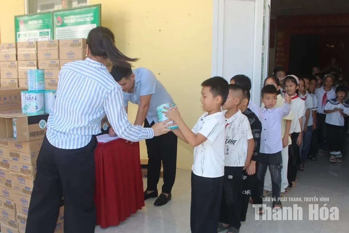 Trao yêu thương - Mang Tết Trung thu đến với trẻ em có hoàn cảnh khó khăn trên địa bàn tỉnh