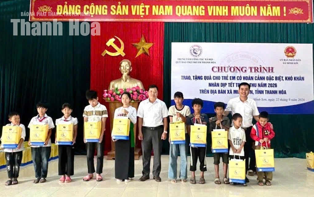 Trao yêu thương - Mang Tết Trung thu đến với trẻ em có hoàn cảnh khó khăn trên địa bàn tỉnh