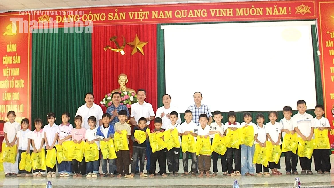 Trao yêu thương - Mang Tết Trung thu đến với trẻ em có hoàn cảnh khó khăn trên địa bàn tỉnh