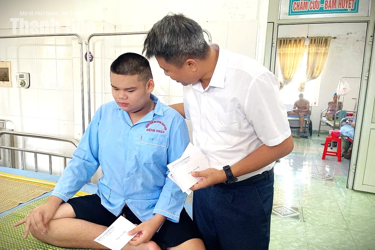Trao yêu thương - Mang Tết Trung thu đến với trẻ em có hoàn cảnh khó khăn trên địa bàn tỉnh