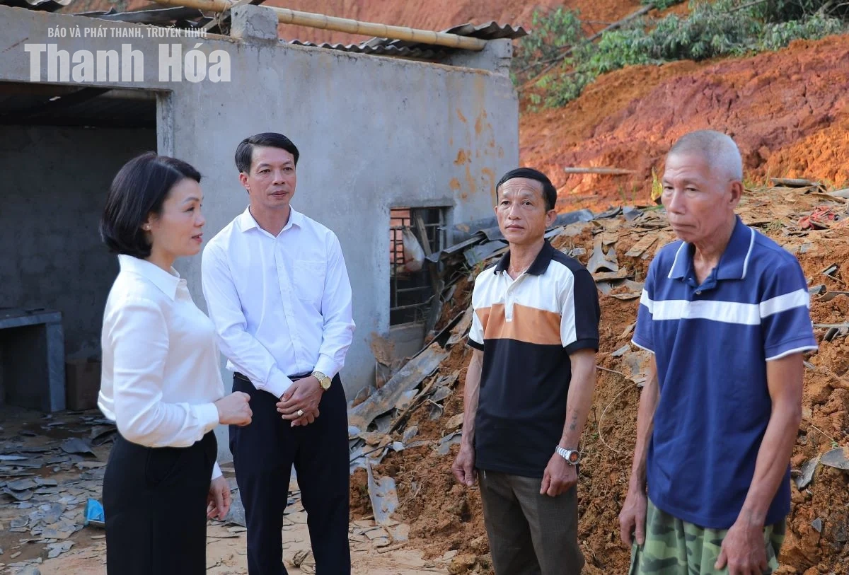 Trao hỗ trợ cho các hộ dân xã Yên Khương có nhà bị sập đổ hoàn toàn do mưa lũ