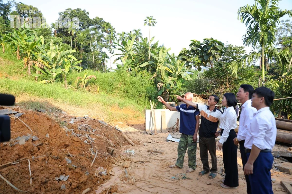 Trao hỗ trợ cho các hộ dân xã Yên Khương có nhà bị sập đổ hoàn toàn do mưa lũ