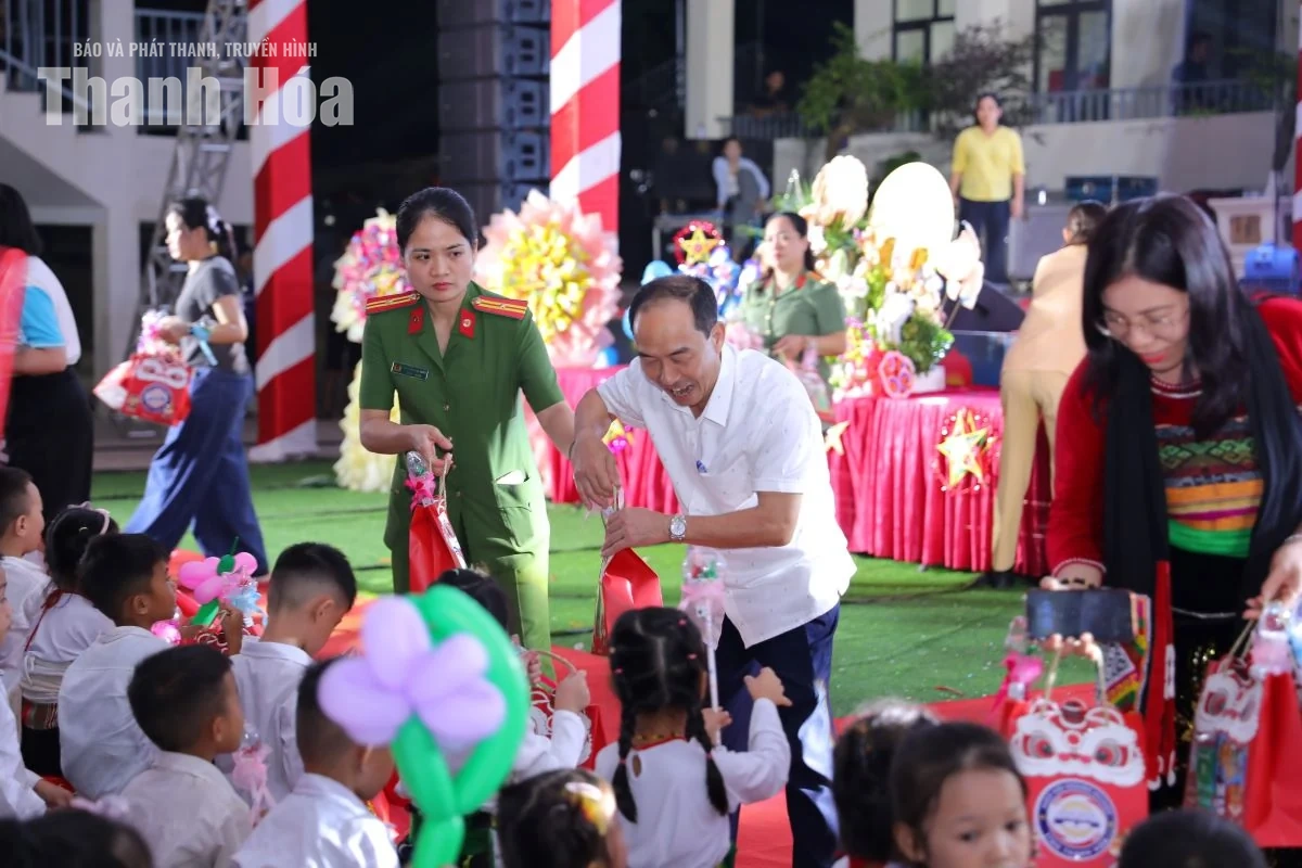 Mang tiếng cười và sự quan tâm, sẻ chia đến với trẻ em nơi biên giới Yên Khương