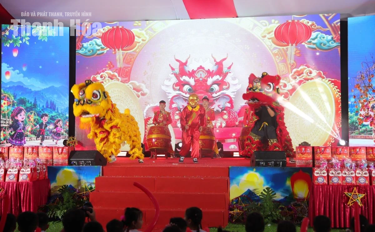 Mang tiếng cười và sự quan tâm, sẻ chia đến với trẻ em nơi biên giới Yên Khương