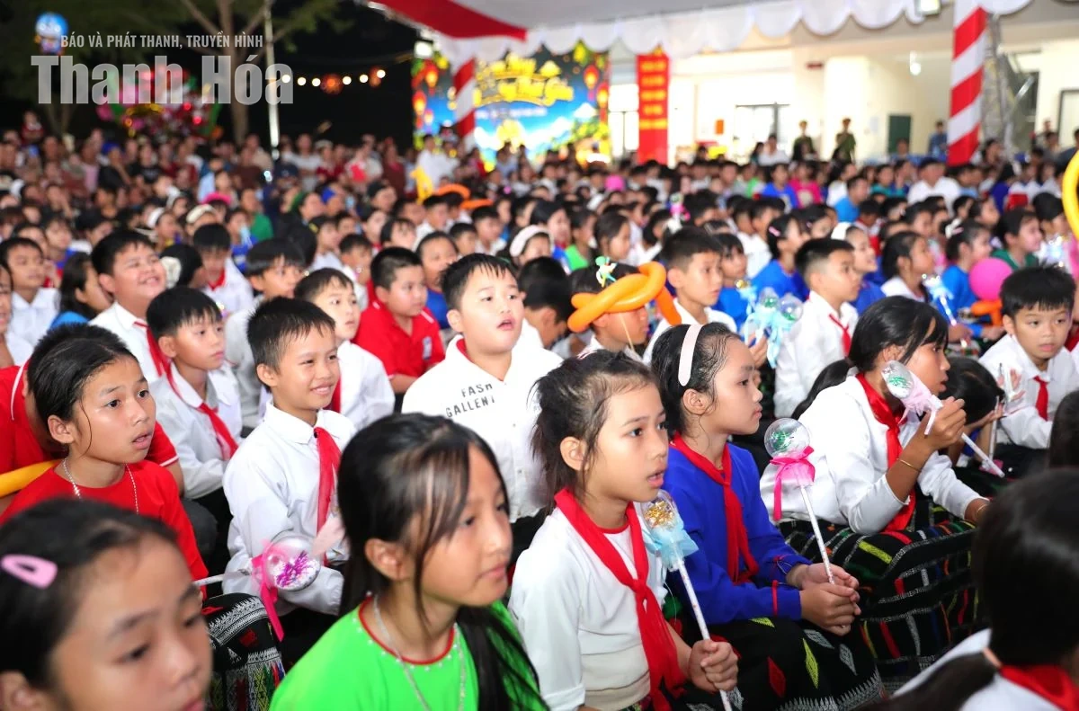 Mang tiếng cười và sự quan tâm, sẻ chia đến với trẻ em nơi biên giới Yên Khương
