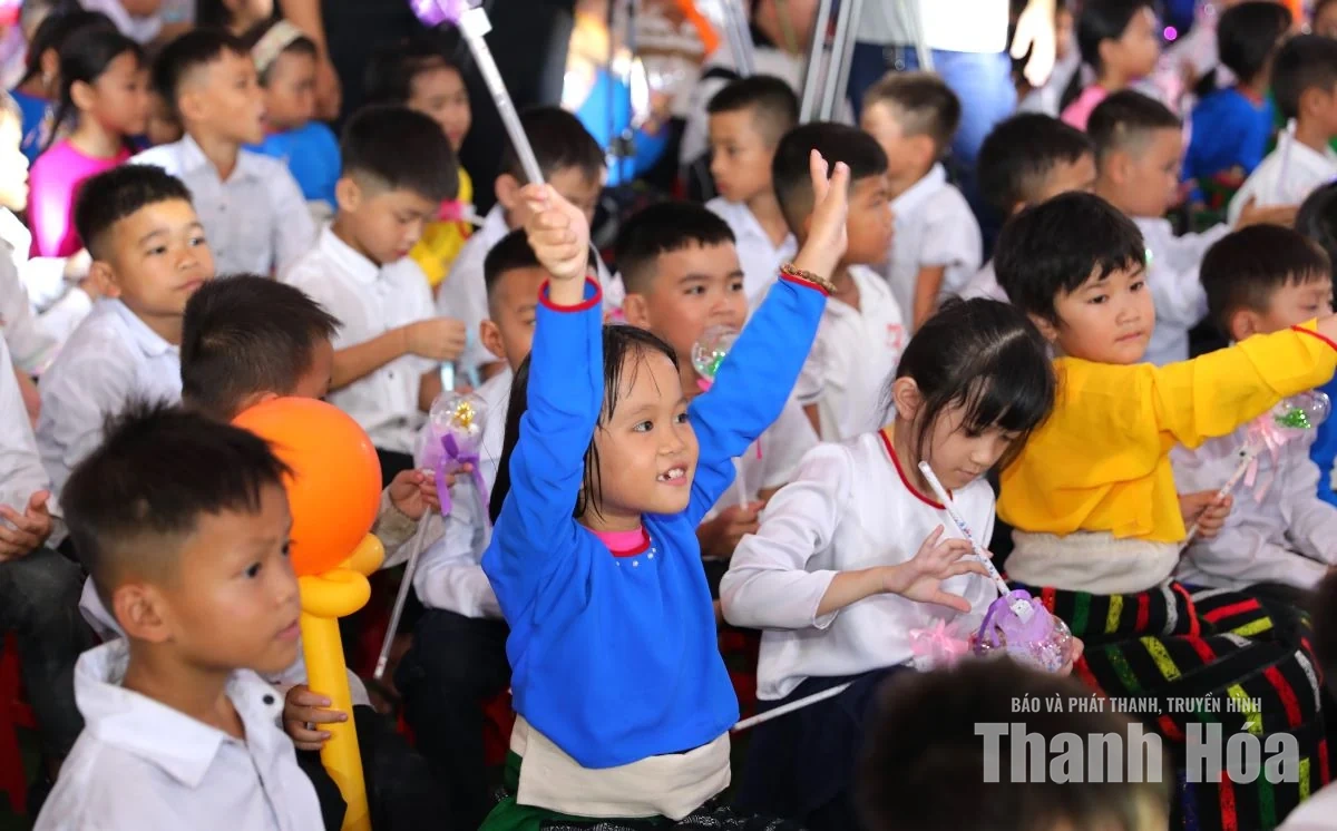 Mang tiếng cười và sự quan tâm, sẻ chia đến với trẻ em nơi biên giới Yên Khương