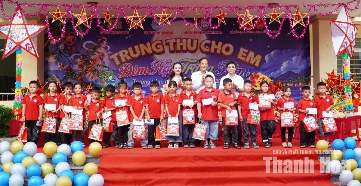 Tặng quà Trung thu cho trẻ mồ côi và học sinh có hoàn cảnh khó khăn tại xã Trường Lâm