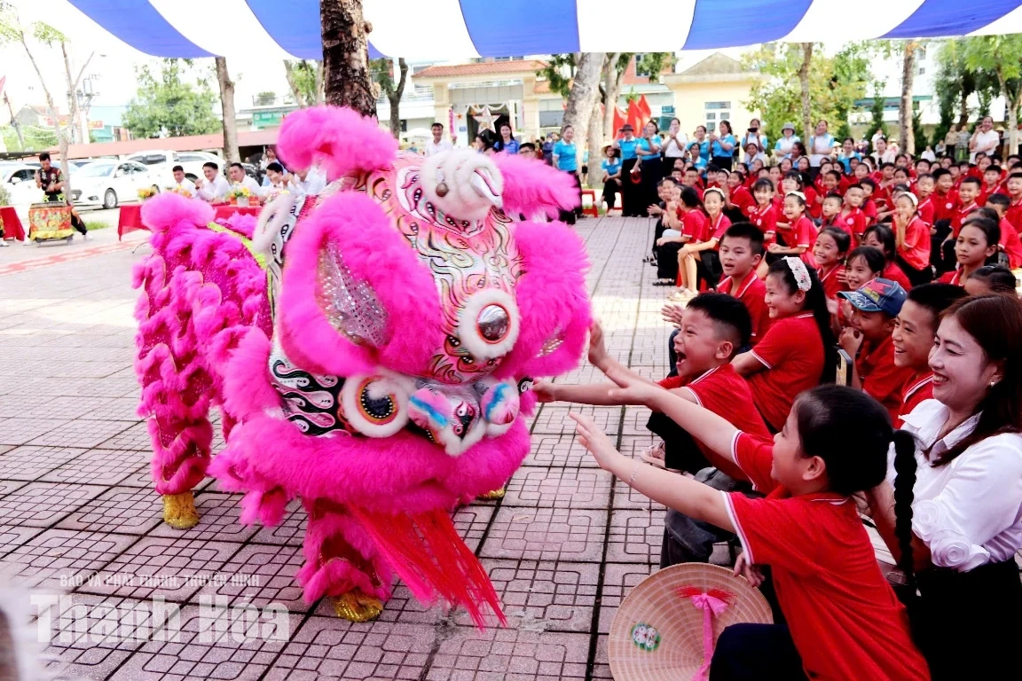 Tặng quà Trung thu cho trẻ mồ côi và học sinh có hoàn cảnh khó khăn tại xã Trường Lâm