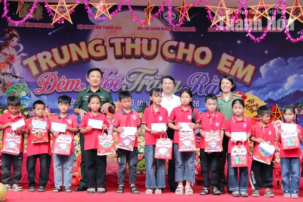 Tặng quà Trung thu cho trẻ mồ côi và học sinh có hoàn cảnh khó khăn tại xã Trường Lâm