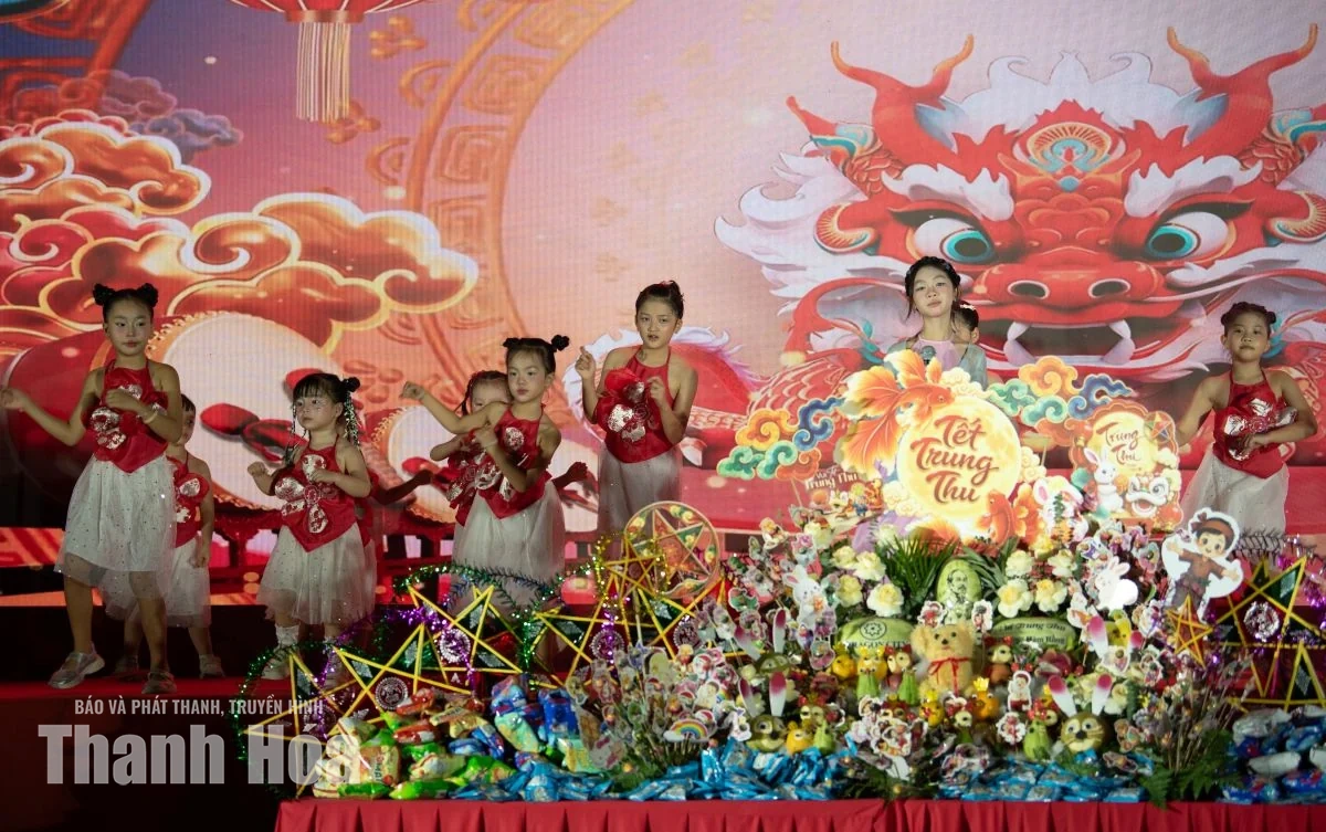 Muôn sắc lồng đèn thắp sáng mùa trăng.