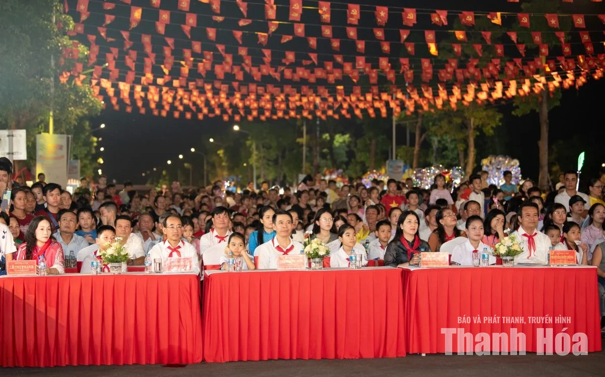 Muôn sắc lồng đèn thắp sáng mùa trăng.