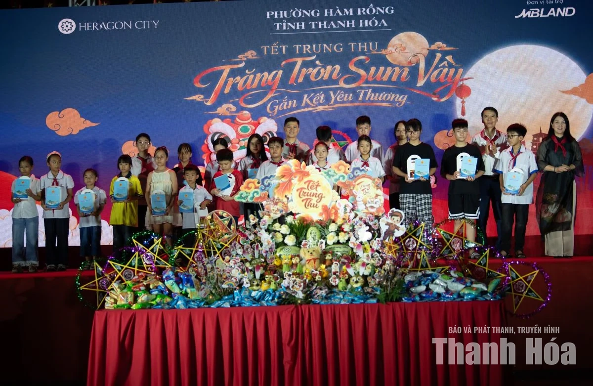 Muôn sắc lồng đèn thắp sáng mùa trăng.