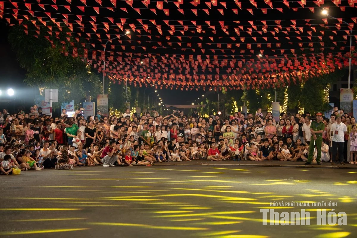 Muôn sắc lồng đèn thắp sáng mùa trăng.
